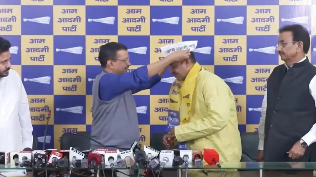 Anil Jha: बीजेपी के पूर्व विधायक केजरीवाल की मौजूदगी में AAP में हुए शामिल:Welcoming Jha into the party, Kejriwal stressed the importance of his joining.